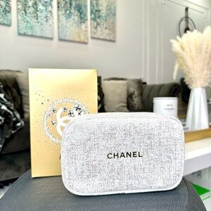 CHANEL white&gold Pouch